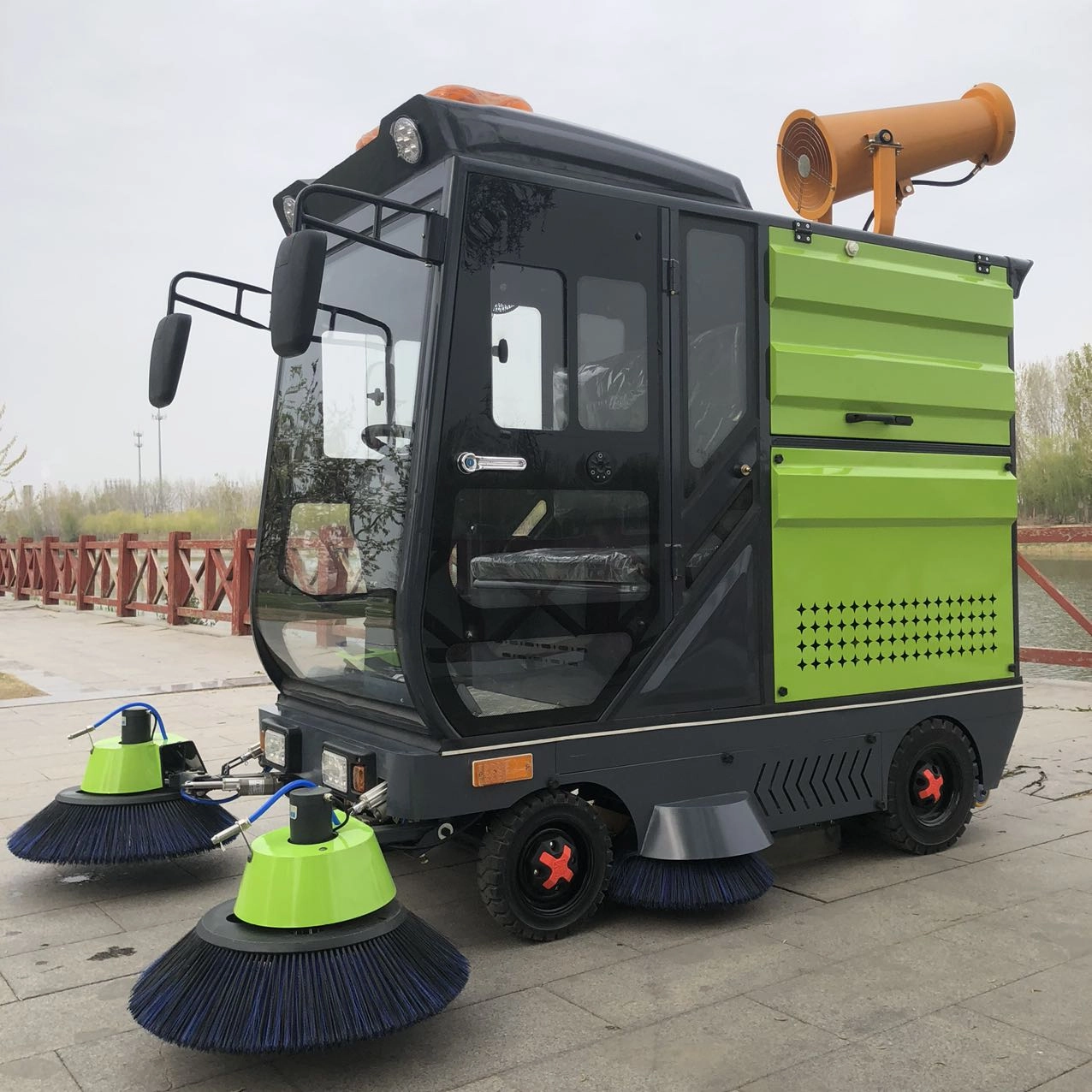 18678fb687e7a59540ad9c40aabf8072 MS-2500S Four-wheel Five-brush Enclosed Dual-fan Sweeper - Image 1
