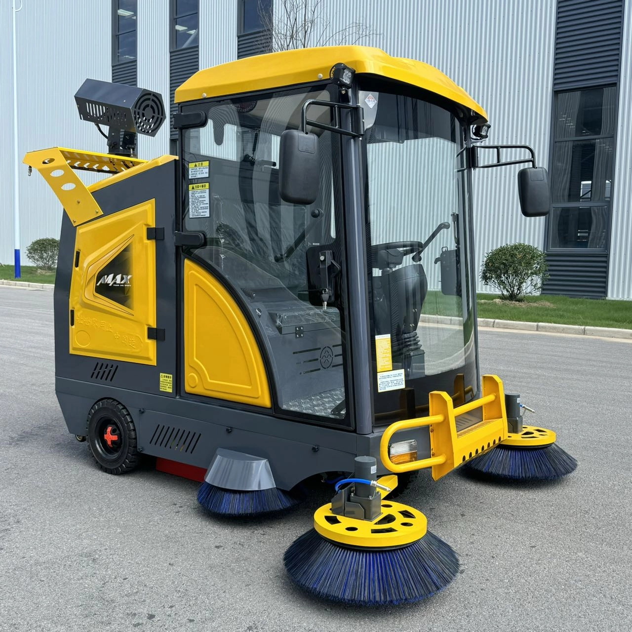 79d6046fae02698b27abb66c337f6f4c MS-Starship Five-brush Enclosed Dual-fan Sweeper - Image 1