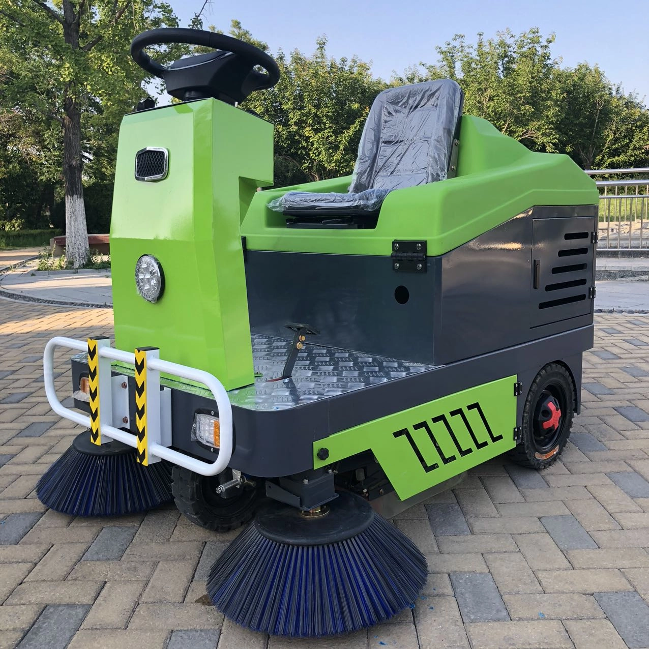 88bf042f72853a9545c36b9e601eab46 MS-1400 Ride-on Sweeper - Image 1