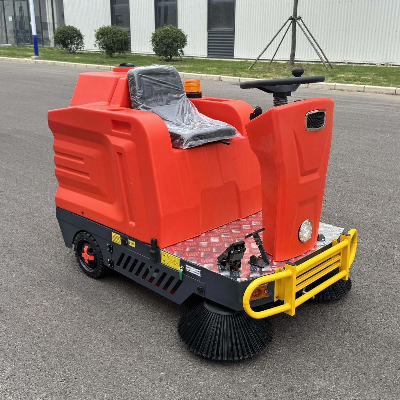 微信图片_20260207142451_152 MS-12S Ride-on Sweeper - Image 1