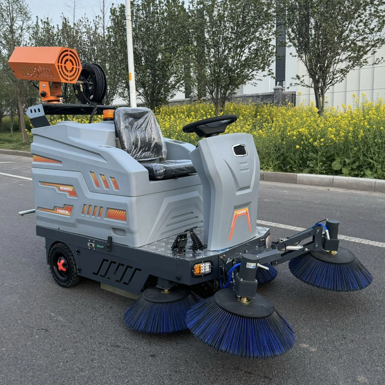 微信图片_20260207142918_268 MS-Puffer Five-brush Ride-on Sweeper - Image 1